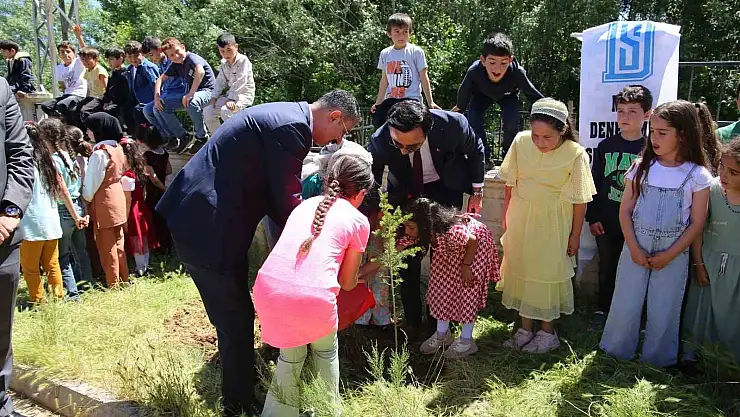 Muş'ta savcı ve hakimler köy okulunda fidan diktiler