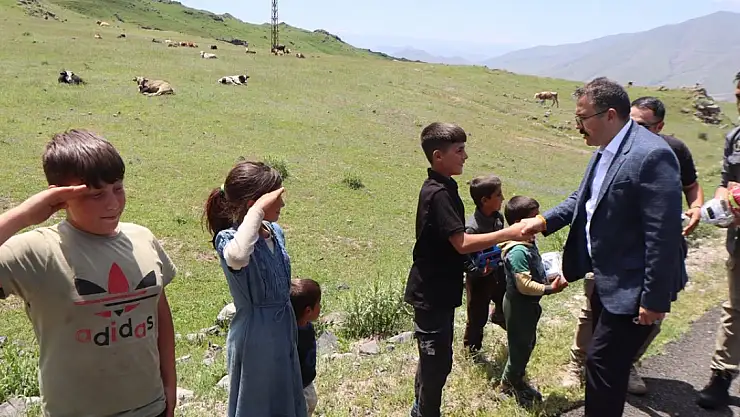 Ağrı Dağı'ndaki çocuklar Iğdır Valisini asker selamıyla karşıladı