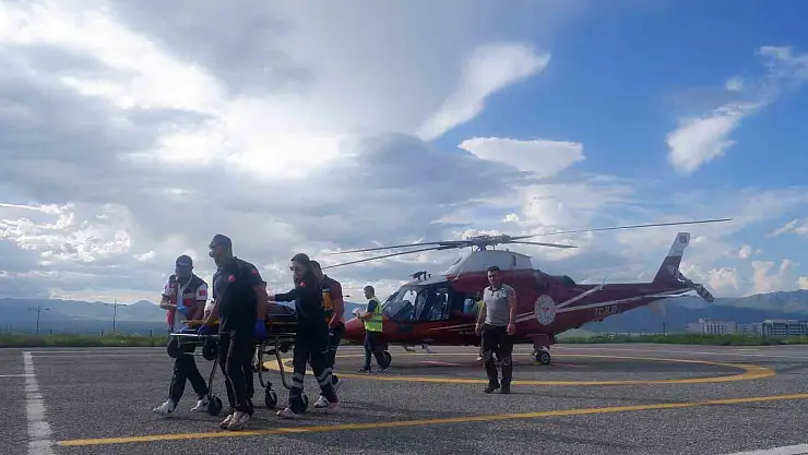 Erzurum'da kayalıklardan düşen kadın ambulans helikopterle hastaneye sevk edildi
