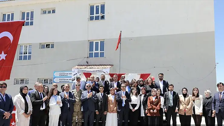Bitlis Valisi Karaömeroğlu, mezuniyet törenine katıldı