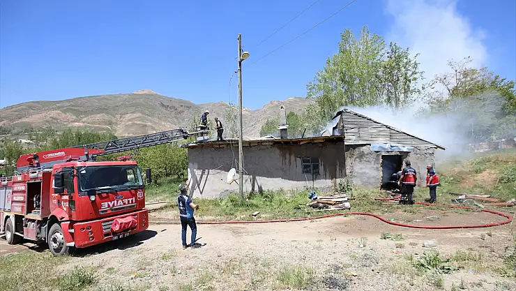 Van'da bir evde çıkan yangın paniğe neden oldu