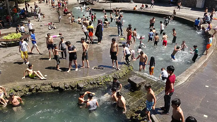 Diyarbakır'da sıcaklık 40 dereceyi bulunca çocuklar Anzele'ye akın etti