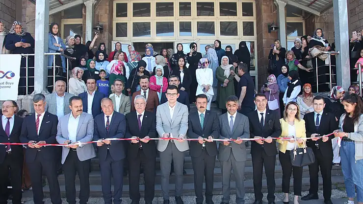 Bitlis'te yıl sonu sergisi açıldı