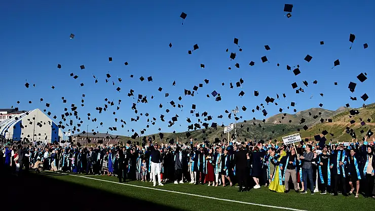 Bitlis Eren Üniversitesi'nde 2 bin 390 öğrencinin mezuniyet coşkusu