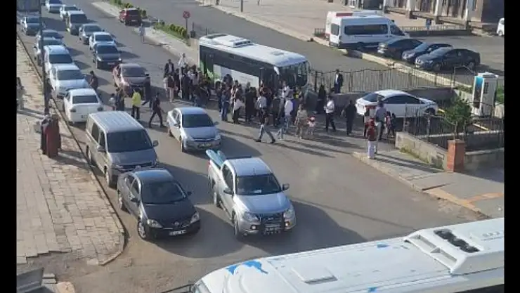 Kars'ta özel halk otobüsü Valilik duvarına çarptı