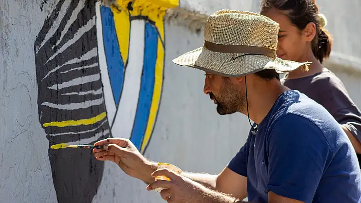 Kars'ta öğretmen öğrencileriyle okullarının duvarını süsledi