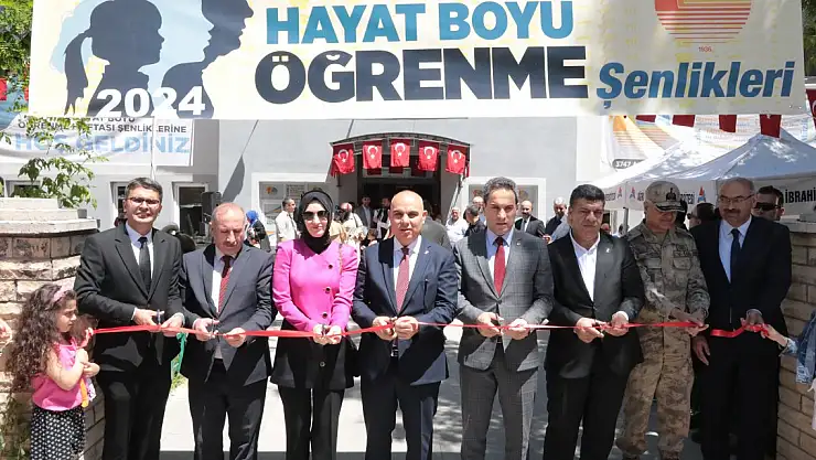 Ağrı'da Hayat Boyu Öğrenme Şenliği düzenlendi