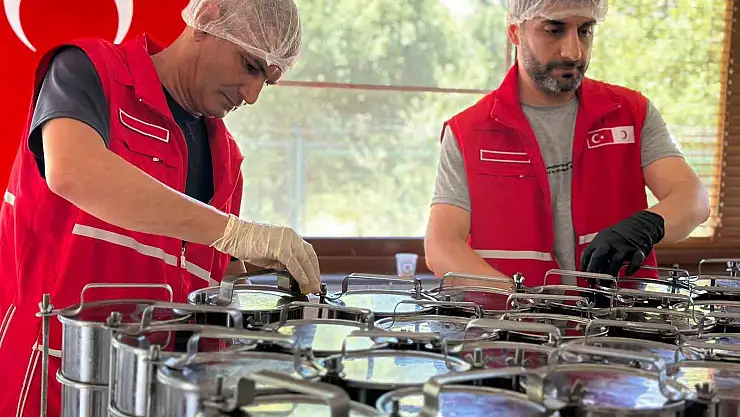 Kızılay, kestiği kurban etinden kalan kısmı günde 50 bin kişiye yemekle ulaştırıyor