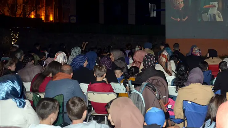 Kars'ta çocuklara açık hava sineması