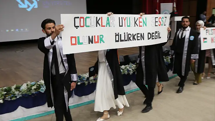 Kars'ta mezuniyet töreninde Filistin unutulmadı