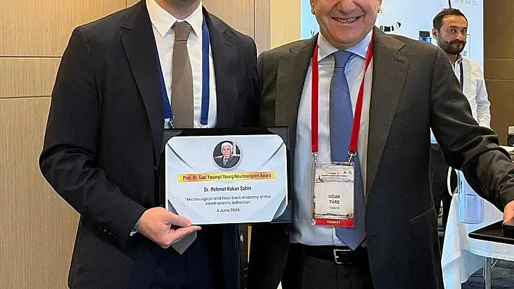 Atatürk Üniversitesi Öğretim Üyesi Doç. Dr. Şahin'e 'Yılın En İyi Genç Beyin Cerrahı' ödülü
