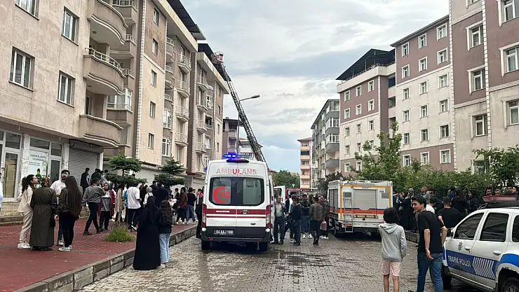 Ağrı'da çatı yangını korkulu anlar yaşattı