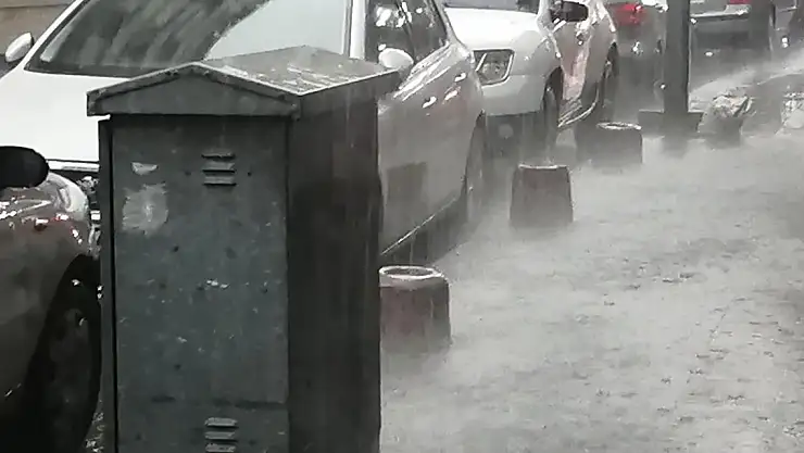 Ağrı'da Sağanak Yağış ve Dolu Hayatı Olumsuz Etkiledi