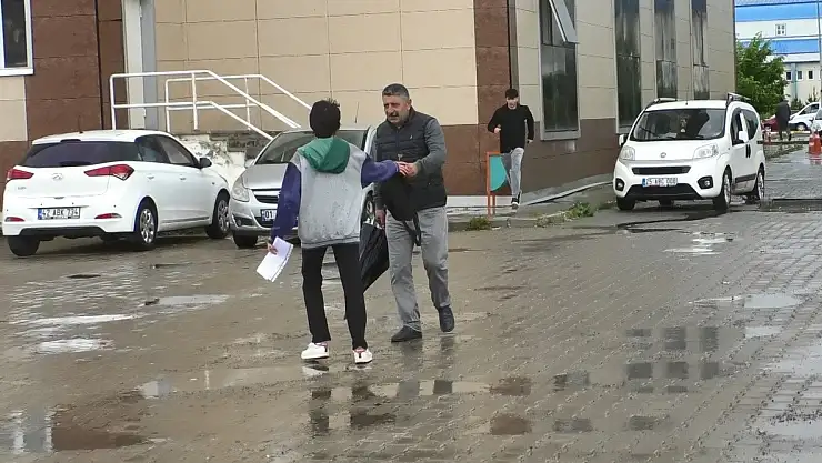 Kars'ta sınava geç kalan 3 öğrenciyi polis yetiştirdi