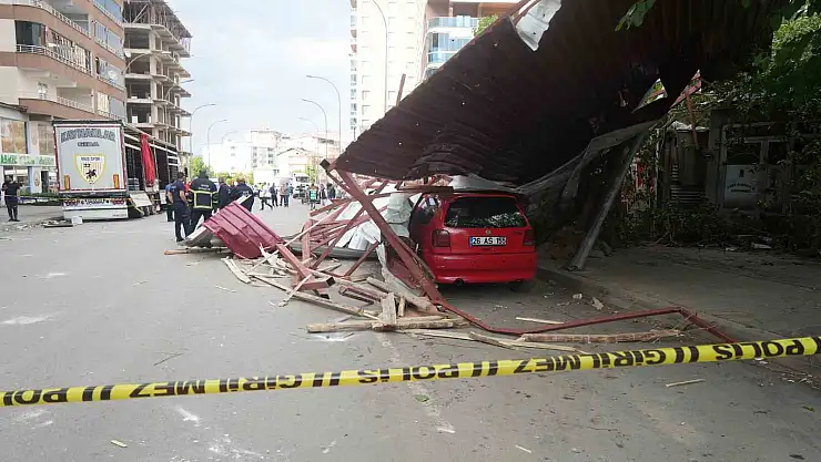 Muş'ta çatılar uçtu