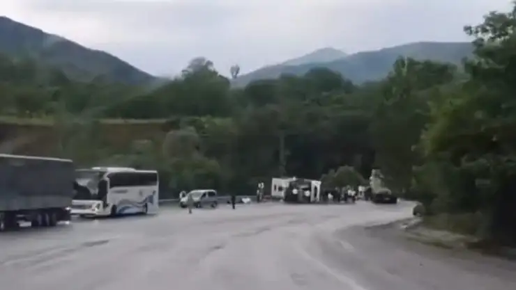 Van-Bitlis karayolunda katliam gibi kaza! 2 ölü, 4'ü ağır 30 yaralı