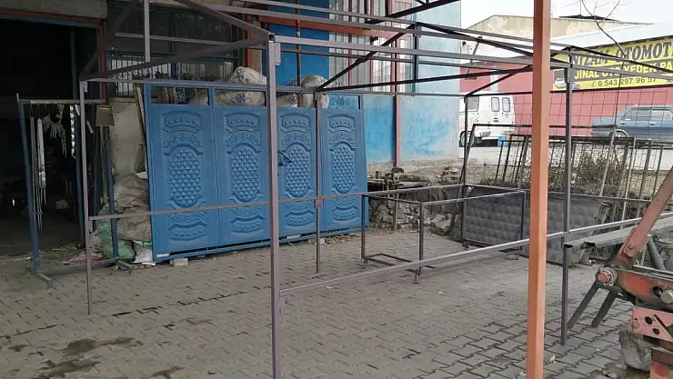 Yazın Kamelya, Kışın Otopark