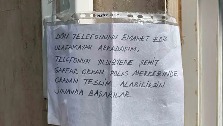 Sınava giren öğrencinin telefonunu emanet alıp geri veremeyen vatandaş okul kapısına not bıraktı