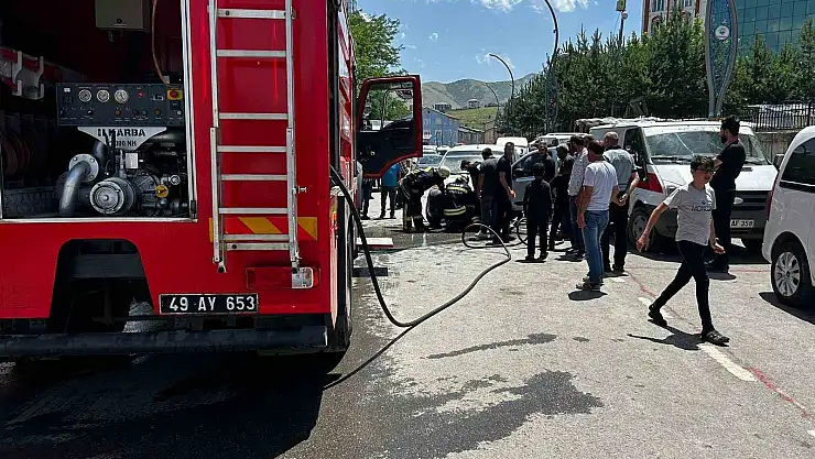 Muş'ta park halindeki araç alev alev yandı