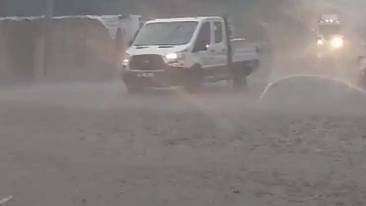 Başkale'de sağanak yağmur sonrası sel suları yolları kapladı