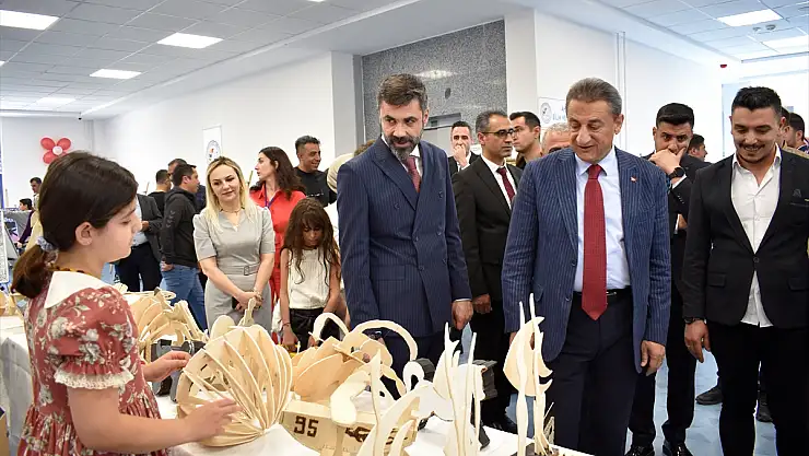 Bitlis Ahmet Eren Bilim ve Sanat Merkezi'nde yıl sonu sergisi düzenlendi