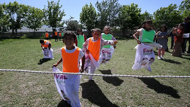 Muş'ta öğretmen adayları çocukları geleneksel oyunlarla eğlendiriyor