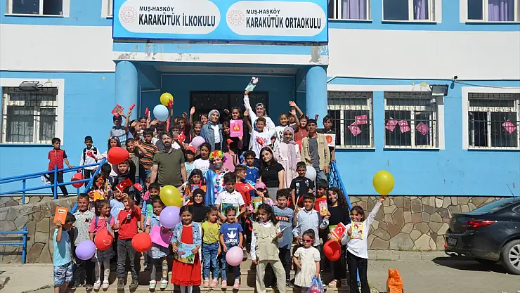 Muş'ta gönüllüler köy okulunda öğrencileri eğlendirdi