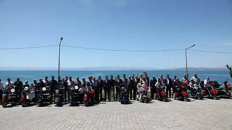 Bitlis'te engelli bireylere akülü araç hediye edildi