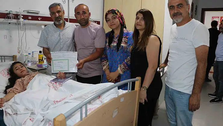 Diyarbakır'da küçük kız karne heyecanını hastanede yaşadı