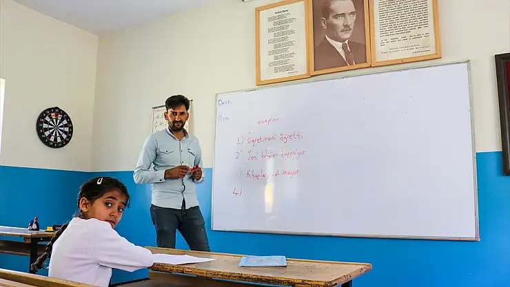 Van'da okulun tek öğrencisi Hasret'e karne günü sürprizi