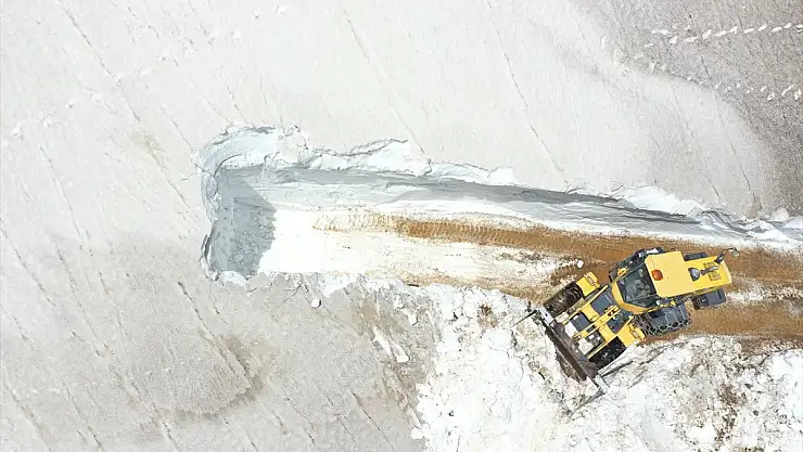 Kars'ta haziranın ortasında karla mücadele ediliyor