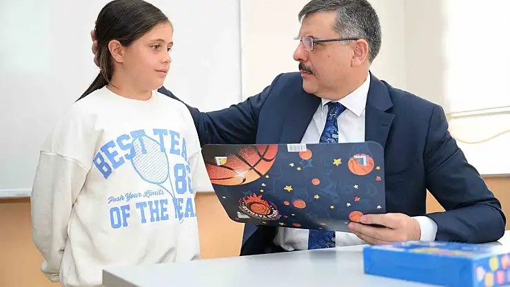 Erzurum Valisi Çiftçi öğrencilere karne dağıttı