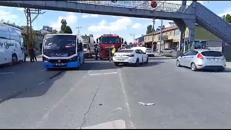 Ağrı'da feci kaza: kadın sürücü araçtan zor çıkarıldı