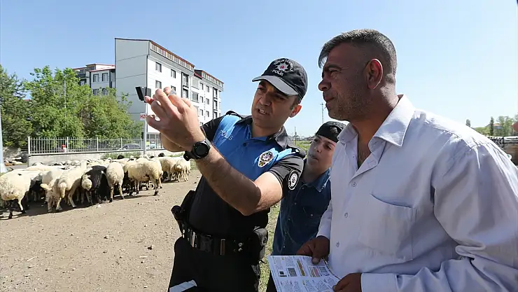 Kars polisi, hayvan pazarlarındaki satıcıları sahte paraya karşı uyarıyor