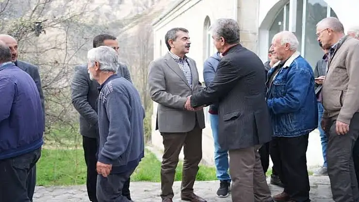 Milli Eğitim Bakanı Tekin, bayram namazını memleketi Erzurum'da kıldı: