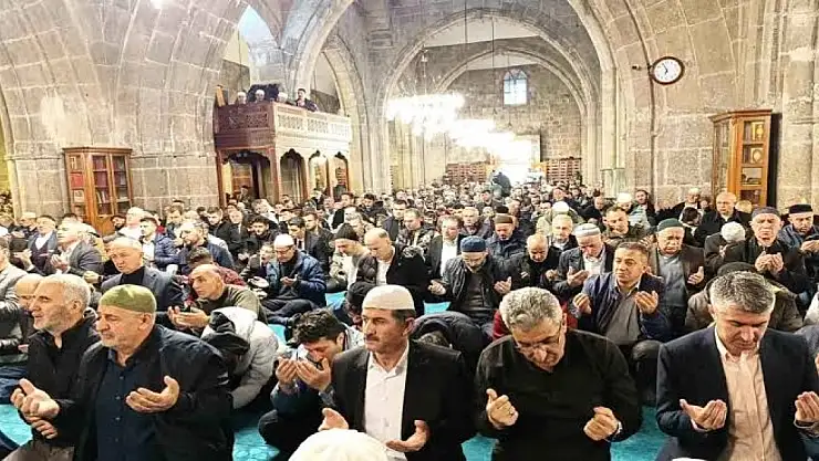 Erzurum'da protokol bayram namazı sonrası Ulu Camii'de vatandaşlarla bayramlaştı