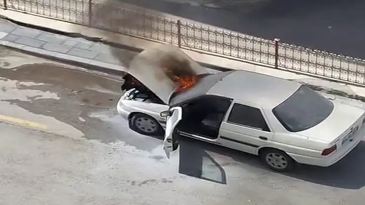 Erzurum'da araç bir anda alev aldı