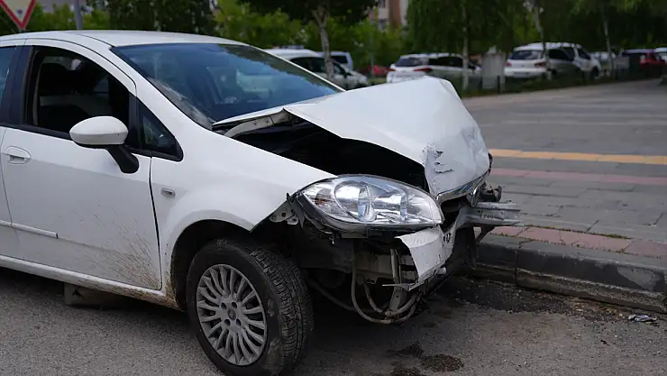 Erzurum'da otomobil ile hafif ticari araç birbirine girdi: 5 yaralı