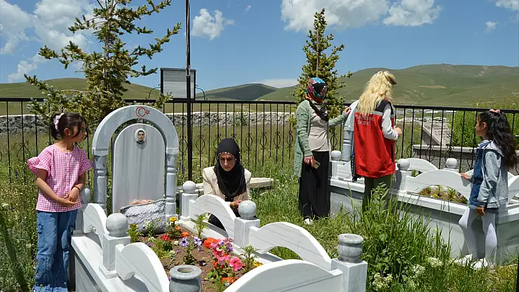 Erzurum'da PKK tarafından katledilenler mezarları başında anıldı