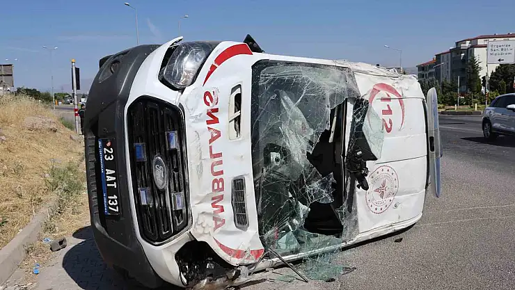 Hasta taşıyan ambulans takla attı: 5 yaralı