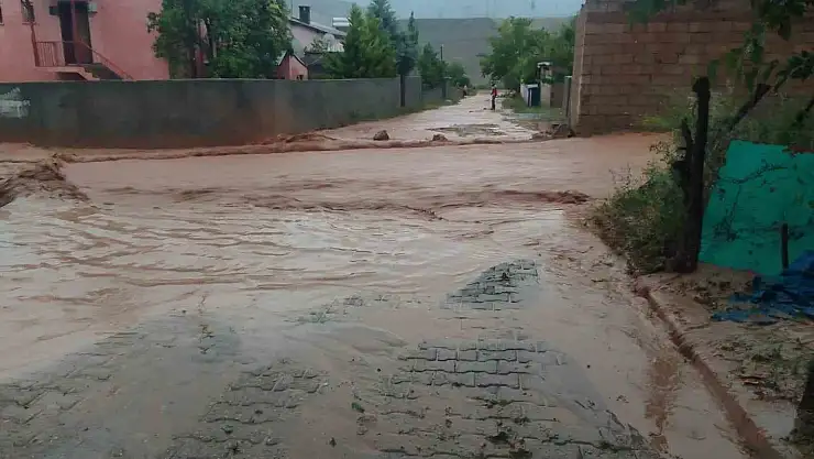 Kars'ı sel vurdu: Çok sayıda ev ve ahır yıkıldı