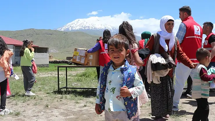 Kızılay Ağrı Dağı'nın eteklerindeki vatandaşları giydiriyor