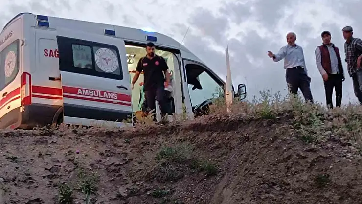 Ağrı'da otomobil uçuruma yuvarlandı: 4 yaralı