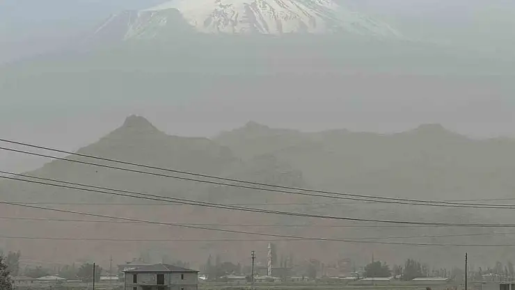 Ağrı Dağı'nda fırtına sonrası toz bulutu oluştu