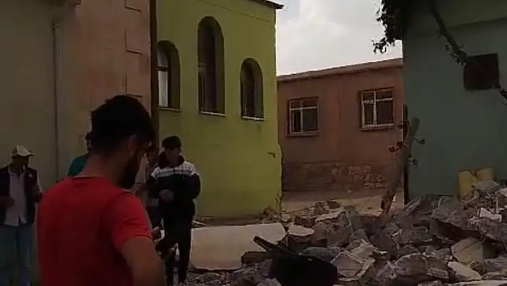 Diyarbakır'da fırtına cami minaresini evin üstüne devirdi