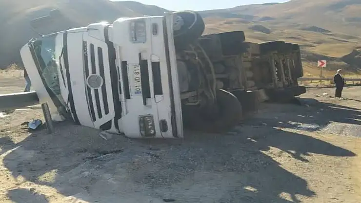 Başkale'de devrilen tırın sürücüsü yaralandı