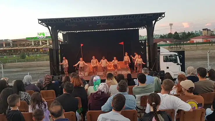 Ağrı'da ilk defa açık havada tiyatro oynandı