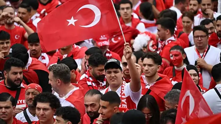 Dortmund sokakları yine kırmızı-beyaz