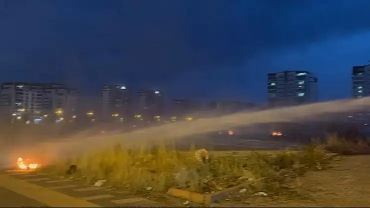 Diyarbakır'da şehir içinde anız yangını