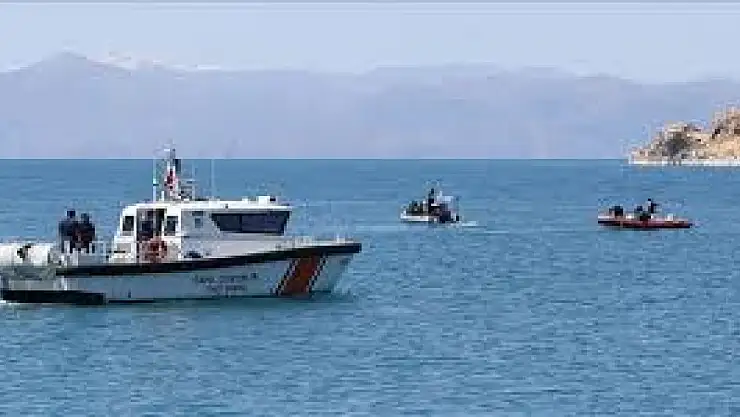 Van Gölü'nde kaybolan genci arama çalışmaları sürüyor